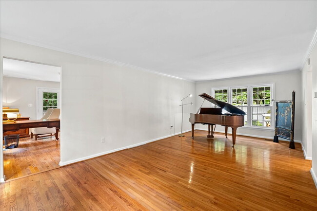 Building Photo - "Luxurious 3-Bed Retreat with Finished Bas...
