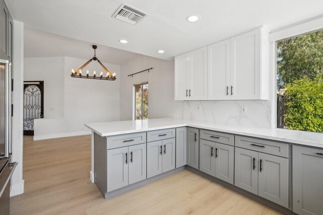 Building Photo - 48 Oak Tree Dr