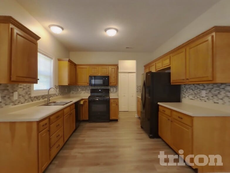 Building Photo - 2990 Parkview Dr