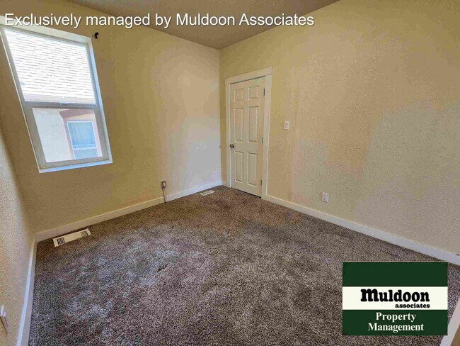 Building Photo - Great 2 bed 1 bath 1 car garage available now!