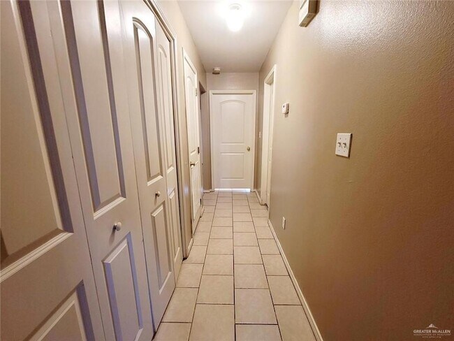 Building Photo - 2402 Tahiti Dr