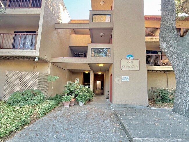 Primary Photo - One Bedroom One Bath Condo Available in Wa...