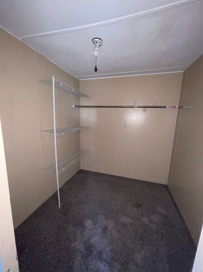 Building Photo - 2 bedroom 2 bath mobile walking distance to restaurants and stores