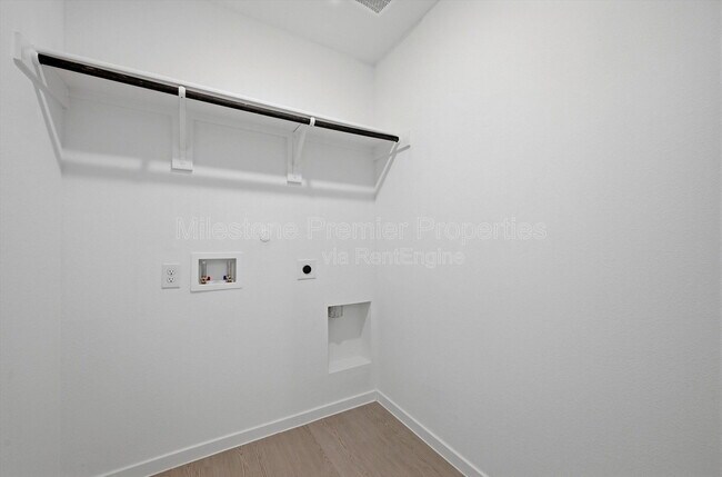 Building Photo - 3719 Longleaf Dr
