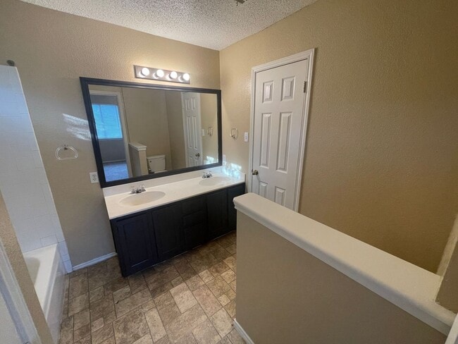 Building Photo - 5006 Glenoak Dr