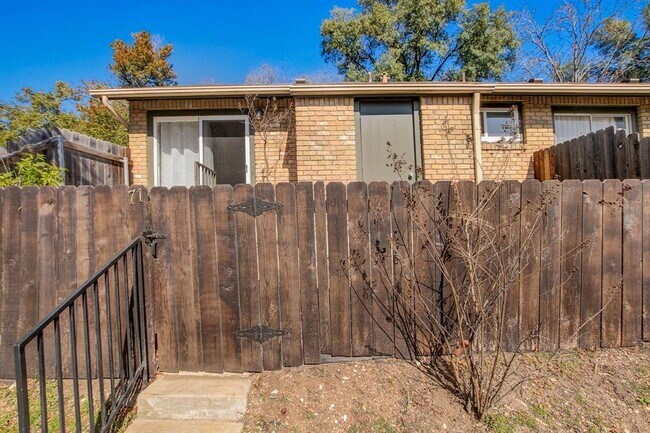 Building Photo - 1015 E Yager Ln