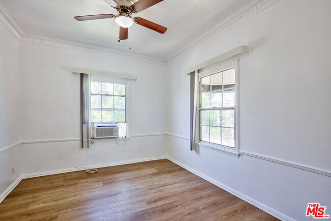 Building Photo - 203 S Doheny Dr