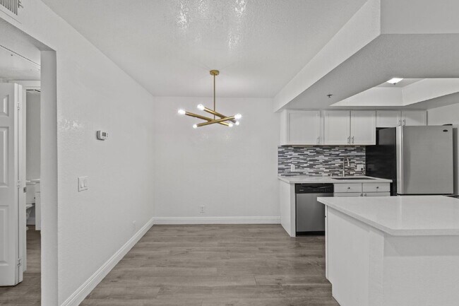 Building Photo - "Spacious 2-Bed, 2-Bath Condo Retreat in the Heart of Las Vegas!"
