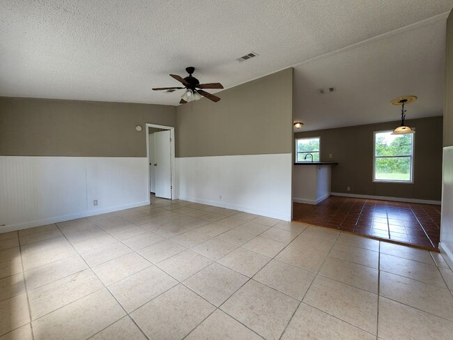 Building Photo - 4 BED 2 BATH,  3 ACRES,  FENCED PADDOCK