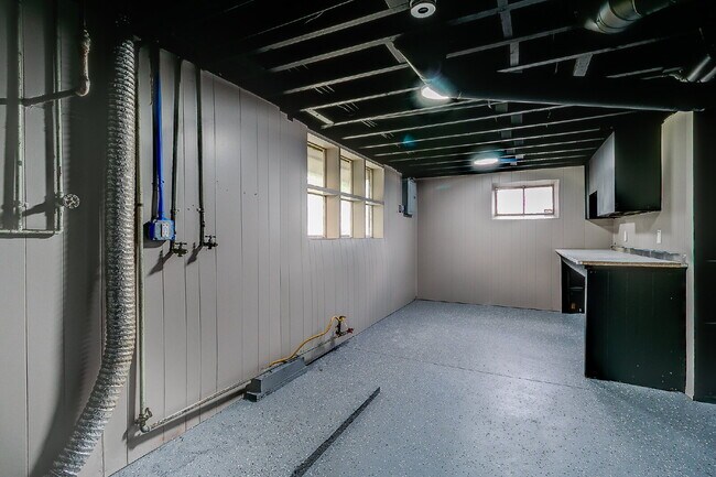 Building Photo - "Charming 3-Bedroom Retreat in St. Louis with Spacious Living!"