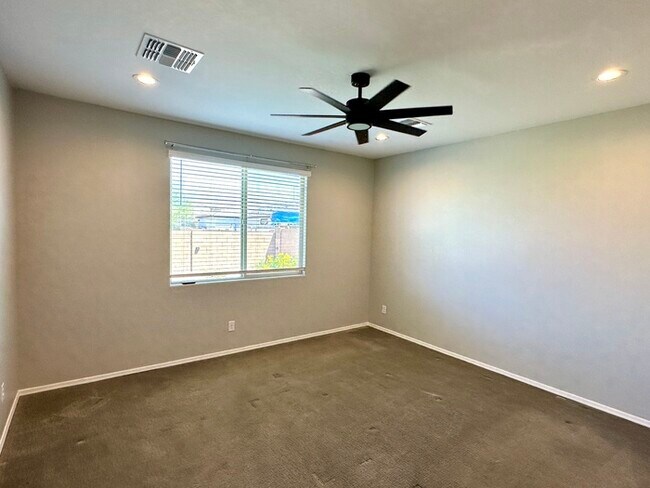 Building Photo - Massive RV Garage plus fantastic floorplan in Casa Vista