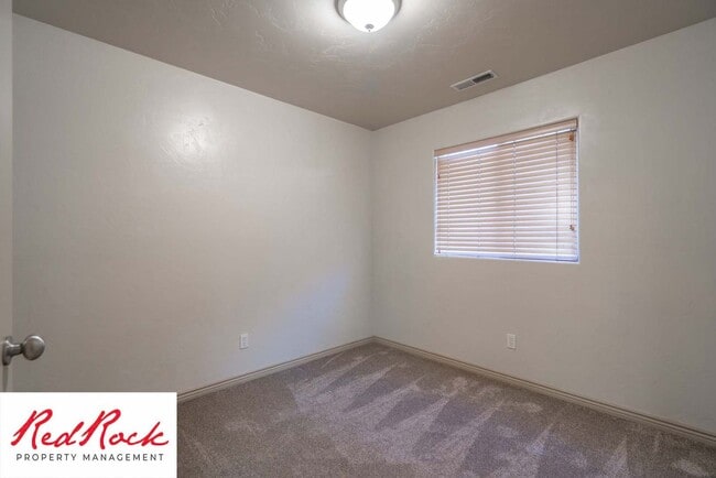 Building Photo - Beautiful 3 bedroom, 2.5 bathroom Townhome...