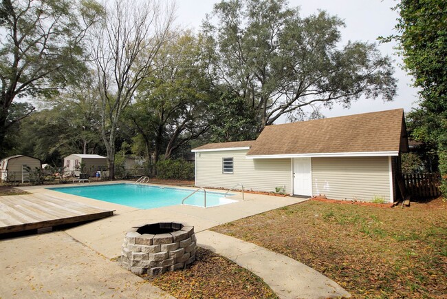 Building Photo - Central Niceville Location with a pool.