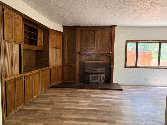 Building Photo - 4 Bed 2.5 Bath House with yard in McLaren Ranch
