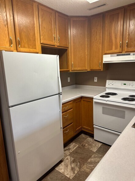 Building Photo - 210 10th St W