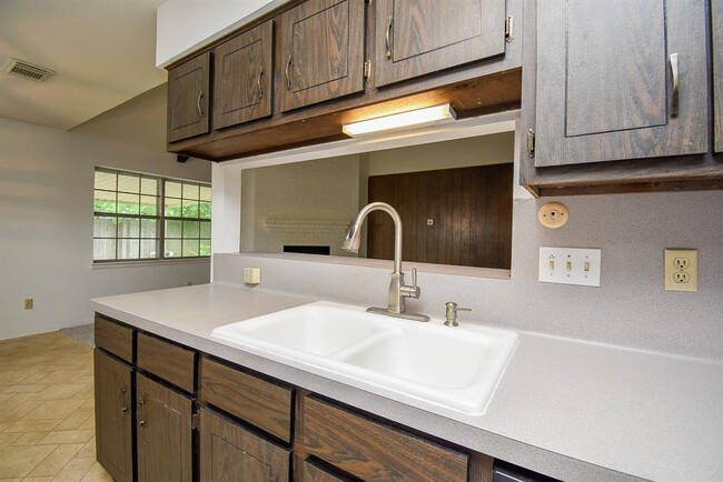 Building Photo - 6639 Rowell Ct