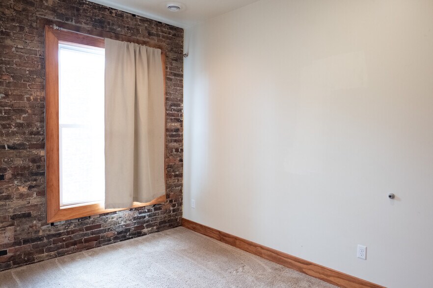 Building Photo - 418 Shelden Ave