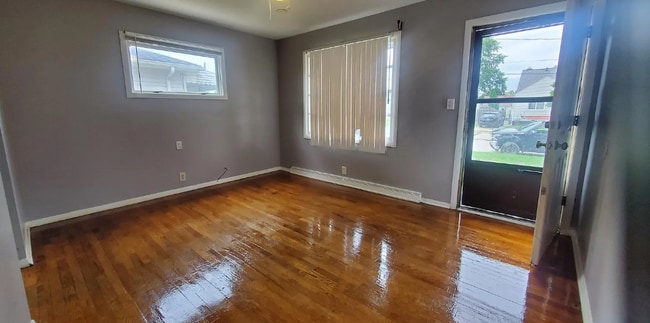 Building Photo - Charming 2-Bed Family Home w/ In-Unit Laundry & Pet-Friendly Vibes in Flint!