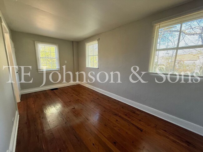 Building Photo - Charming 2BR Home Near Silas Creek Pkwy with Hardwood Floors & Carport