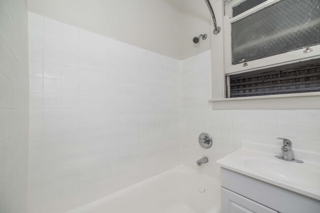 Building Photo - UPDATED PRICING! Parking! 2BR. Private Patio!  DISHWASHER! On-Site LAUNDRY! HARDWOOD!