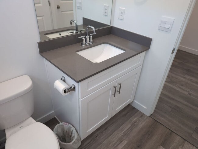 Building Photo - Modern Comfort Meets Effortless Living in Long Valley!