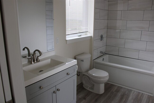 Building Photo - 2 bedroom 2 bathroom Brand New Triplex!