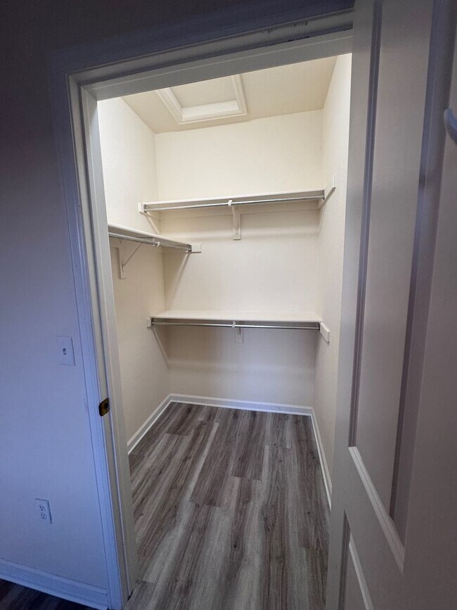 Building Photo - SW Littleton Top Floor Condo with Mountain Views!