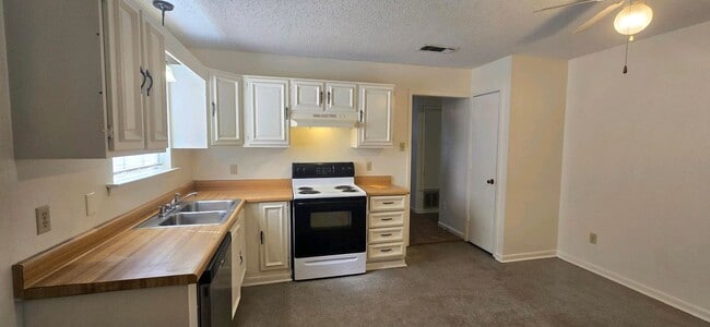 Building Photo - 2 Bedroom 1 Bath Close to Everything! Long...