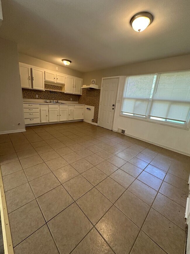 Building Photo - 4 Bed 1 Bath