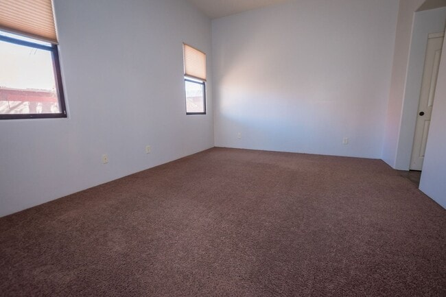 Building Photo - 3 Bedroom, 2 Bath Sante Fe, 2 Car Garage, ...