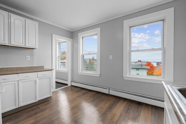 Building Photo - 14 Crown St