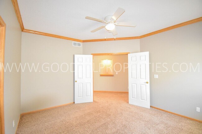 Building Photo - 2 Bedroom 2 bath Town Home in West Des Moines