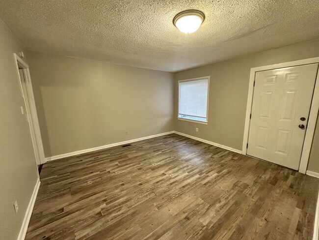 Building Photo - 1045 Waverly St