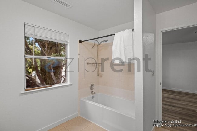 Building Photo - 2215 Jenni Ln
