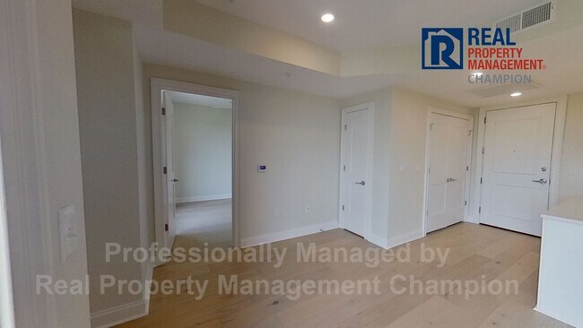 Building Photo - Luxury Condo with Water Views in Heart of Wilmington