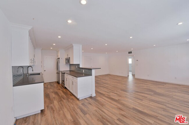 Building Photo - 136 S Palm Dr