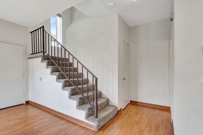 Building Photo - Thousand Oaks- Three Bedroom Condo