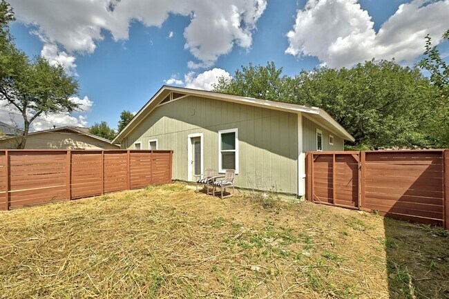 Building Photo - 910 Bret Ln