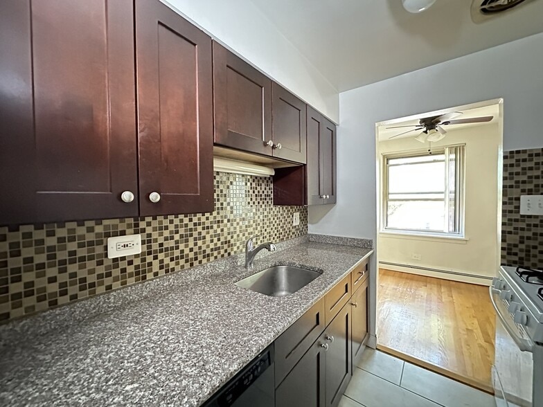 Building Photo - 3710 N Pine Grove Ave