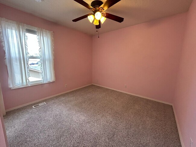 Building Photo - Gorgeous 5 bedroom 3 bathroom Home In Eagle