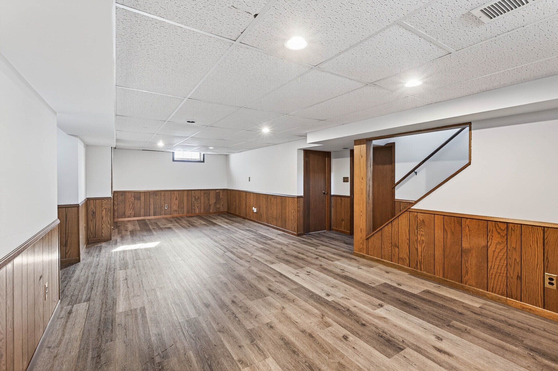 Building Photo - 1049 Sterling St N