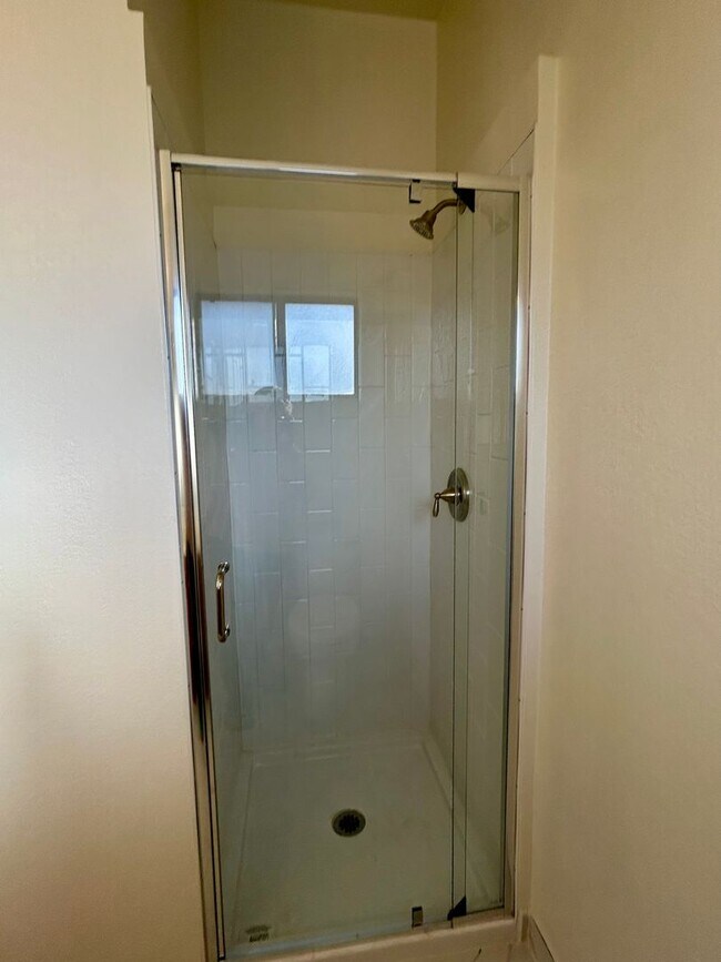 Building Photo - Renovated Two Bedroom Duplex - No Co-Signers