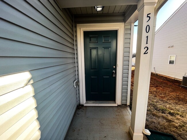 Building Photo - Beautiful 3 bedroom, 2 1/2 bathroom home i...