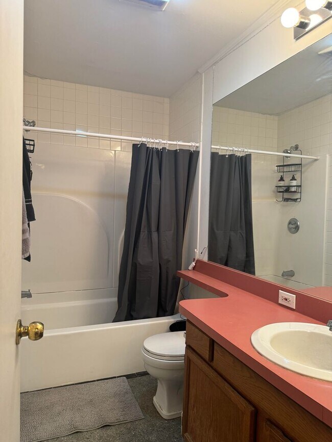 Building Photo - Great location for $2200/month  - 2bd/1ba with TWO assigned parking spaces (tandem spaces)