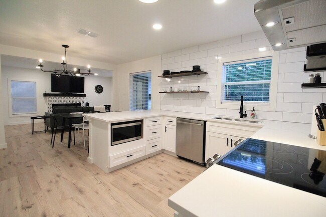 Building Photo - Ryan Place- Short to Mid-Term Rental Fully Remodeled 2  Bed, 1 Bath