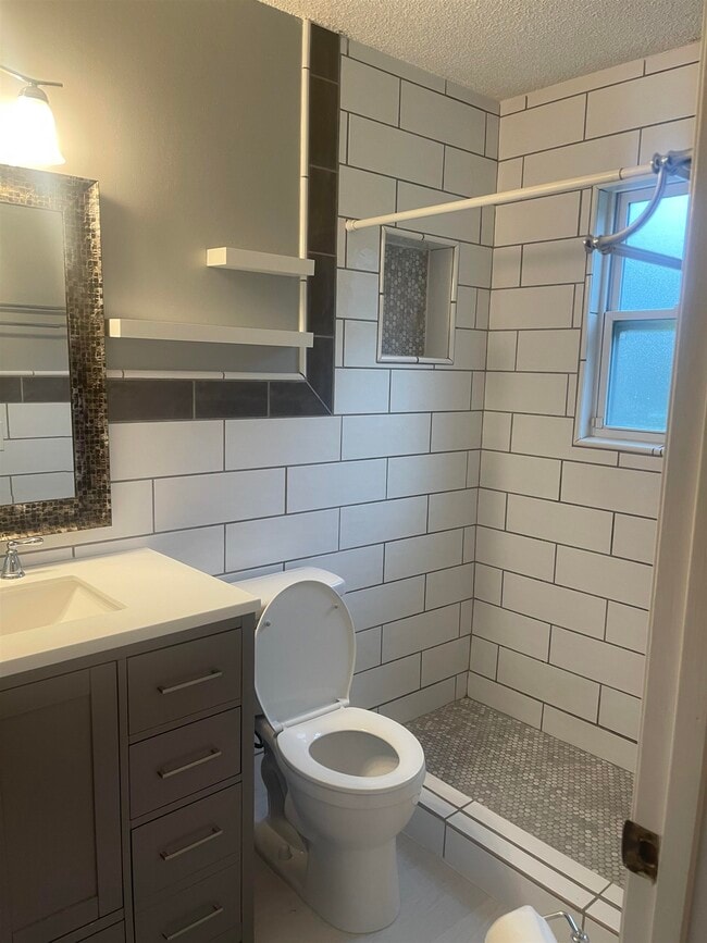 Building Photo - 2928 Del Rio Dr