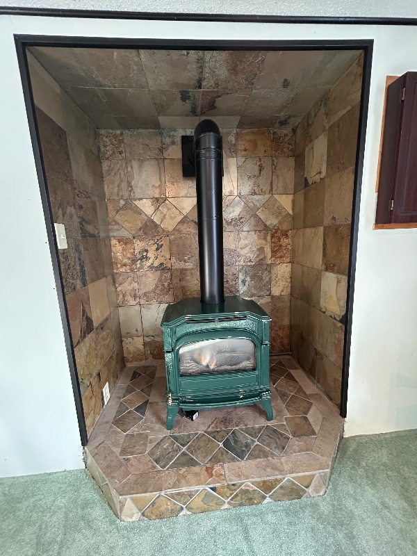 Building Photo - 822 12th St W