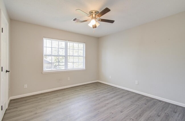 Building Photo - 591 River Plantation Dr