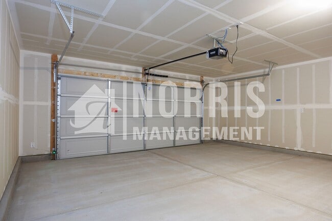 Building Photo - Brand New Beautiful Large Single Story Home