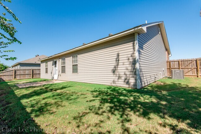 Building Photo - 3 Bedroom 2 Bath Home Near Wal Mart HQ!
